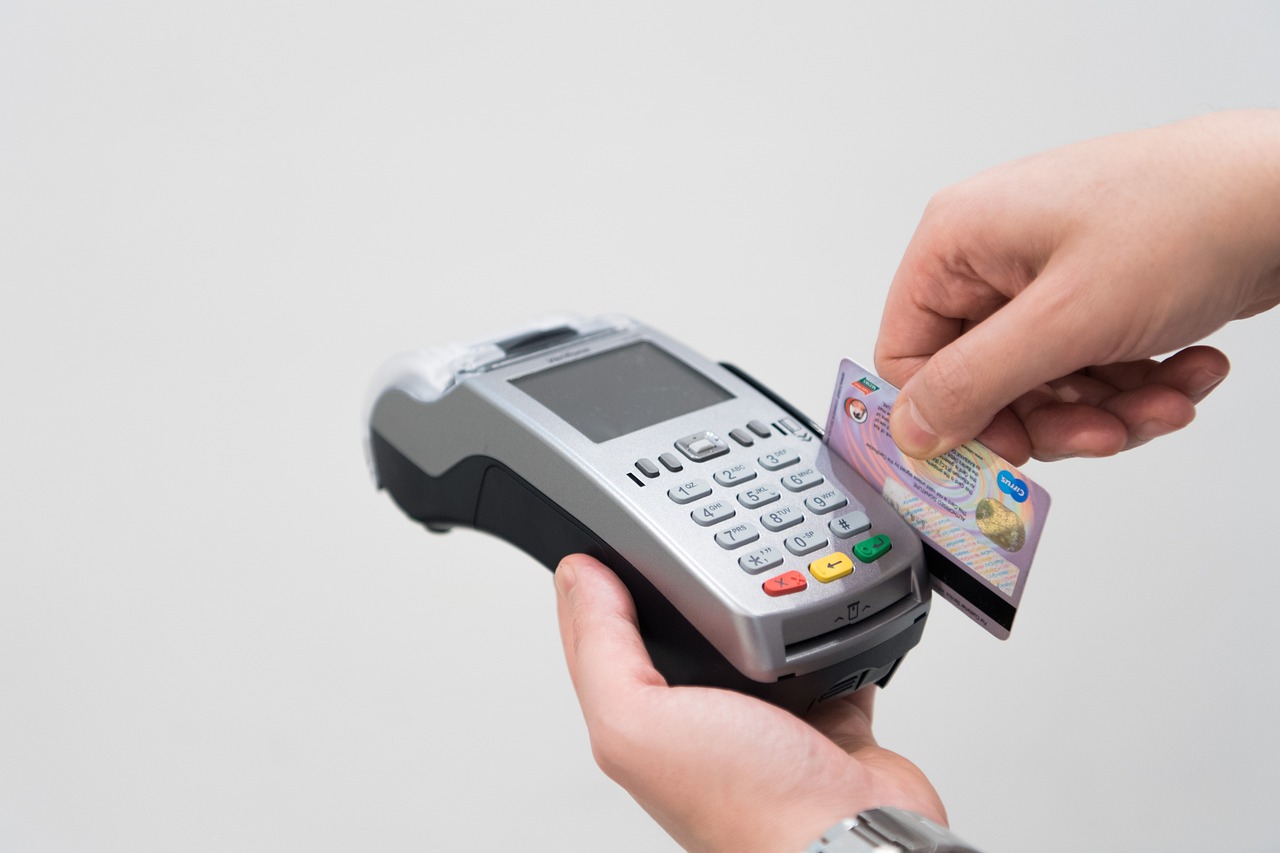 クレジットカードを使ってお得にスーパーで買い物する方法は？