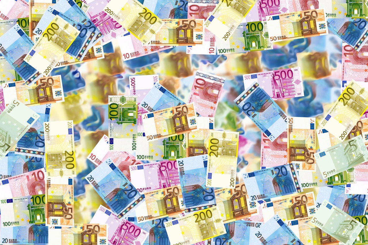 現金払いとクレジットカード払いはどっちがお得？