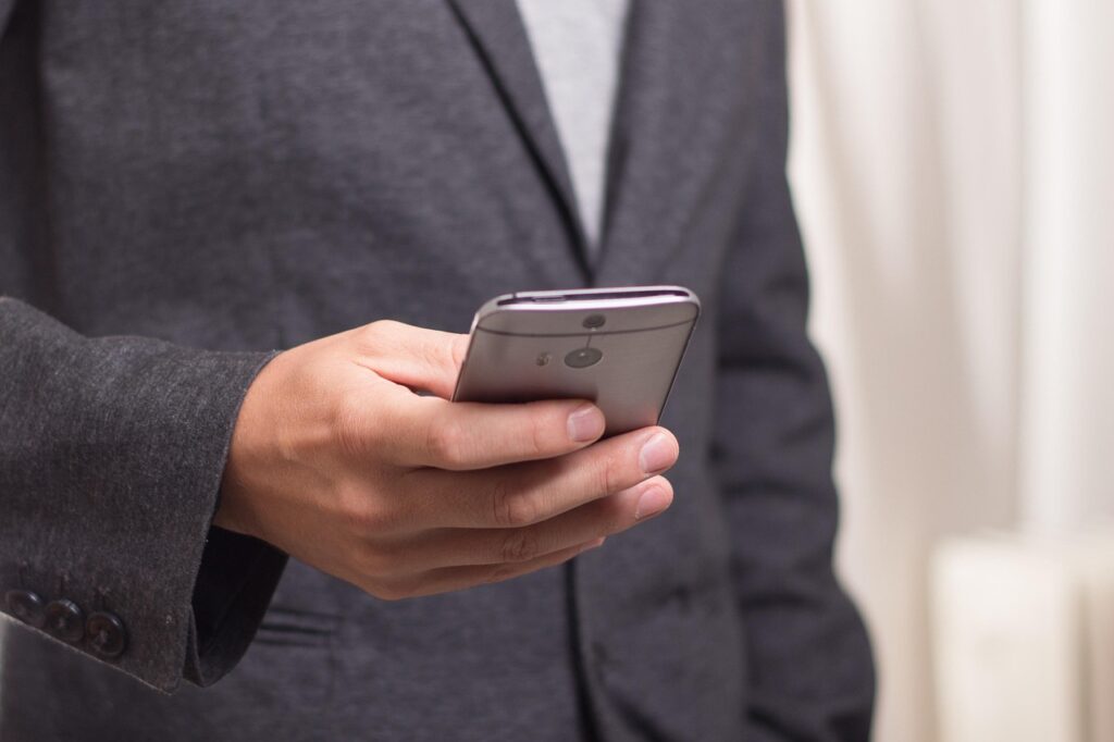 一人暮らしの女性がクレジットカードの不正利用でSMSが届いた時の対処法は？
